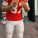 El YouTuber convertido en boxeador se puso un uniforme de los Chiefs con la camiseta número 1 de Kelce.