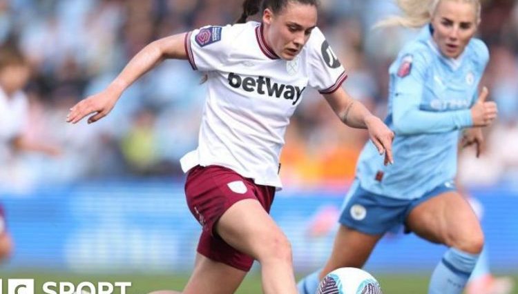 Jessica Ziu on the attack for West Ham