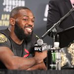 Jon Jones se desnuda a sí mismo o hace una broma épica