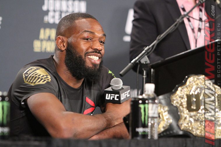 Jon Jones se desnuda a sí mismo o hace una broma épica