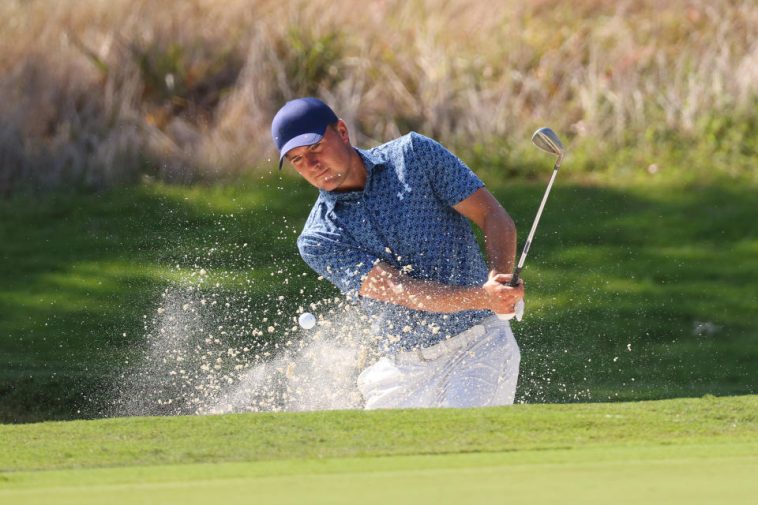 MEMPHIS, TENNESSEE - 16 DE AGOSTO: Jordan Spieth de los Estados Unidos realiza un tiro desde un búnker en el primer hoyo durante la segunda ronda del Campeonato FedEx St. Jude en TPC Southwind el 16 de agosto de 2024 en Memphis, Tennessee. (Foto de Mike Mulholland/Getty Images)