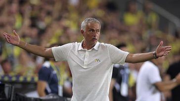 José Mourinho fue amonestado a los 20 minutos de su primer partido de liga al frente del Fenerbahce