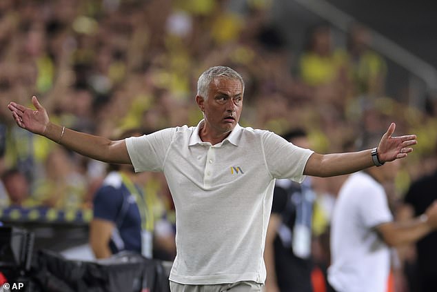 José Mourinho fue amonestado a los 20 minutos de su primer partido de liga al frente del Fenerbahce