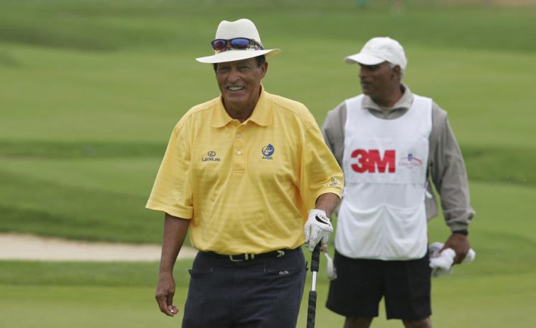 ESTADOS UNIDOS - 04 DE AGOSTO: Chi Chi Rodríguez del Team International juega en el Greats of Golf Challenge durante la segunda ronda del 3M Championship el 4 de agosto de 2007 en TPC Twin Cities en Blaine, Minnesota. (Foto de Michael Cohen/Getty Images)