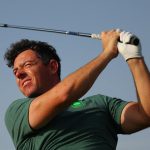 Rory McIlroy, del equipo de Irlanda, da el primer golpe (Getty Images)