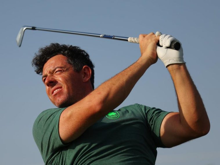 Rory McIlroy, del equipo de Irlanda, da el primer golpe (Getty Images)