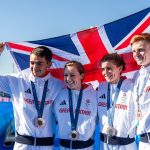 Alex Yee Georgia Taylor Brown Sam Dickinson Beth Potter Relevo mixto del equipo GB Fotografía de la bandera de los Juegos Olímpicos de París 2024 Créditos de la foto World Triathlon