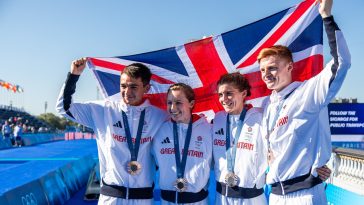 Alex Yee Georgia Taylor Brown Sam Dickinson Beth Potter Relevo mixto del equipo GB Fotografía de la bandera de los Juegos Olímpicos de París 2024 Créditos de la foto World Triathlon