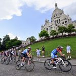 Los ciclistas descienden por debajo de la iglesia del Sacré Coeur durante el recorrido de reconocimiento de la carrera en ruta de los Juegos Olímpicos de París