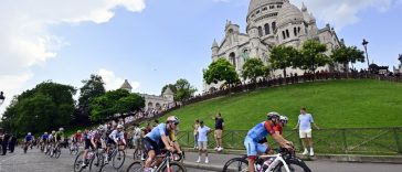 Los ciclistas descienden por debajo de la iglesia del Sacré Coeur durante el recorrido de reconocimiento de la carrera en ruta de los Juegos Olímpicos de París