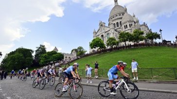 Los ciclistas descienden por debajo de la iglesia del Sacré Coeur durante el recorrido de reconocimiento de la carrera en ruta de los Juegos Olímpicos de París