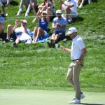 Keegan Bradley celebra después de un putt para birdie en el hoyo 18 durante la primera ronda del torneo de golf BMW Championship en Castle Pines Golf Club. Crédito obligatorio: Christopher Hanewinckel-USA TODAY Sports