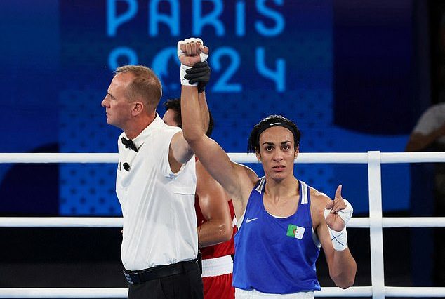 Imane Khelif (derecha) avanzó a la final del evento de boxeo femenino de 66 kg el martes.