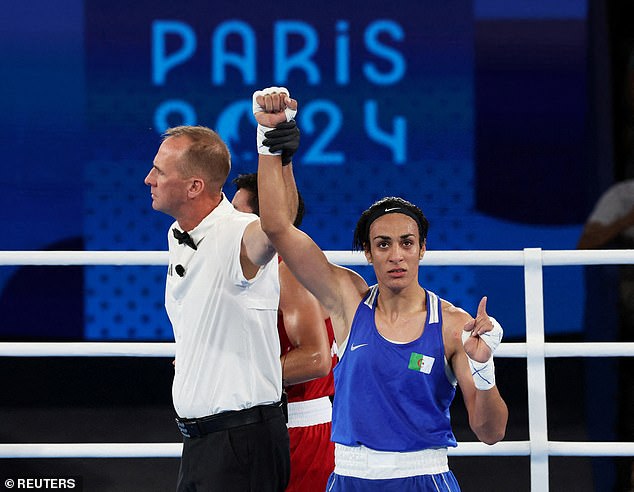 Imane Khelif (derecha) avanzó a la final del evento de boxeo femenino de 66 kg el martes.