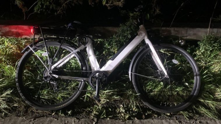 La policía impide a otro ciclista entregar comida en bicicleta eléctrica por la autopista M6