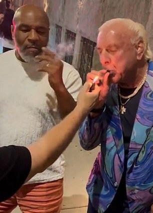 Mike Tyson y Ric Flair fuman marihuana