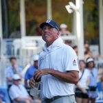 10 de agosto de 2024; Greensboro, Carolina del Norte, EE. UU.; Matt Kuchar saluda a los fanáticos durante la segunda ronda del torneo de golf Wyndham Championship en Sedgefield Country Club. Crédito obligatorio: Jim Dedmon-USA TODAY Sports