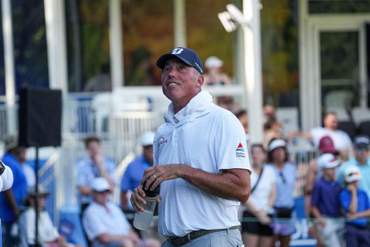 10 de agosto de 2024; Greensboro, Carolina del Norte, EE. UU.; Matt Kuchar saluda a los fanáticos durante la segunda ronda del torneo de golf Wyndham Championship en Sedgefield Country Club. Crédito obligatorio: Jim Dedmon-USA TODAY Sports