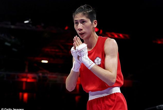 Lin Yu-ting (en la foto), quien al igual que Khelif fue descalificada del Campeonato Mundial Femenino el año pasado, ganó su pelea inaugural en el evento de boxeo de peso pluma femenino.