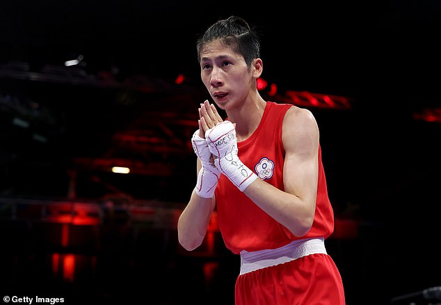 Lin Yu-ting (en la foto), quien al igual que Khelif fue descalificada del Campeonato Mundial Femenino el año pasado, ganó su pelea inaugural en el evento de boxeo de peso pluma femenino.