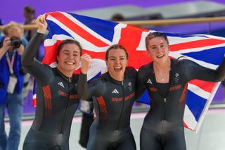 Equipo de sprint femenino del equipo GB compuesto por Emma Finucane, Sophie Capewell y Katy Marchant