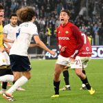 Los entusiastas aficionados de la Roma agradecen a Dybala en su casa por rechazar 75 millones