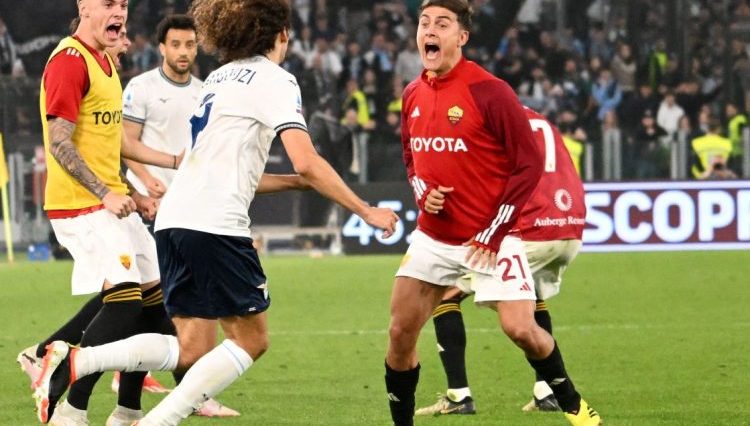 Los entusiastas aficionados de la Roma agradecen a Dybala en su casa por rechazar 75 millones