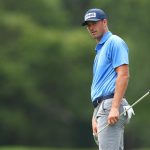 Víctor Pérez patea en el green del hoyo 14 durante la primera ronda del Wyndham Championship 2024 en Sedgefield Country Club. (David Jensen/Getty Images)