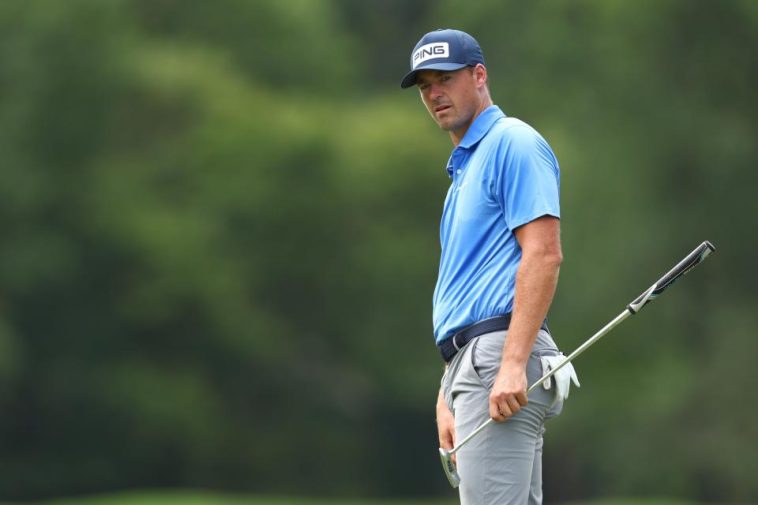 Víctor Pérez patea en el green del hoyo 14 durante la primera ronda del Wyndham Championship 2024 en Sedgefield Country Club. (David Jensen/Getty Images)