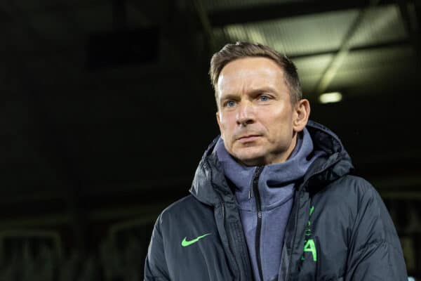 LONDRES, INGLATERRA - Miércoles 24 de enero de 2024: Pepijn Lijnders, entrenador de desarrollo del primer equipo del Liverpool, antes del partido de vuelta de las semifinales de la Copa de la Liga de Fútbol entre el Fulham FC y el Liverpool FC en Craven Cottage. (Foto de David Rawcliffe/Propaganda)