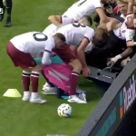 Los rápidos jugadores del West Ham rescatan a un recogepelotas de ser aplastado por los fanáticos