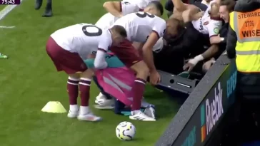 Los rápidos jugadores del West Ham rescatan a un recogepelotas de ser aplastado por los fanáticos