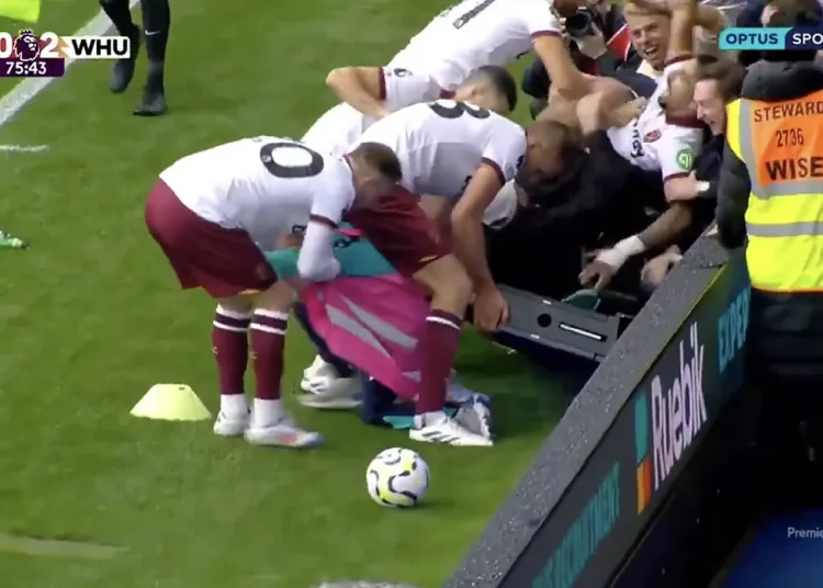 Los rápidos jugadores del West Ham rescatan a un recogepelotas de ser aplastado por los fanáticos