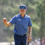 Luke Clanton saluda después de embocar su putt en el sexto hoyo durante la tercera ronda del US Open 2024 en Pinehurst Resort & CC (campo n.º 2) en Village of Pinehurst, Carolina del Norte, el sábado 15 de junio de 2024. (Jeff Haynes/USGA)