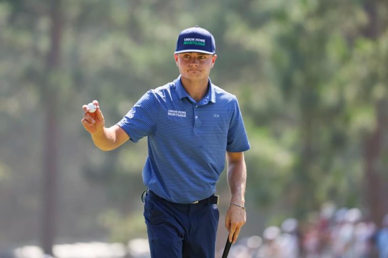 Luke Clanton saluda después de embocar su putt en el sexto hoyo durante la tercera ronda del US Open 2024 en Pinehurst Resort & CC (campo n.º 2) en Village of Pinehurst, Carolina del Norte, el sábado 15 de junio de 2024. (Jeff Haynes/USGA)