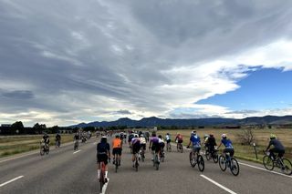 Los ciclistas circulan por la carretera CO 119 cerrada a los automóviles en Boulder como parte del Ride For Magnus 2024.