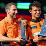 (De izq. a der.): Andrea Stella (ITA), director del equipo McLaren, y el ganador de la carrera, Lando Norris (GBR), de McLaren, celebran en el podio. 05.05.2024. Campeonato Mundial de Fórmula 1, Ronda 6, Gran Premio de Miami, Miami, Florida, EE. UU., Día de la carrera. - www.xpbimages.com, Correo electrónico: requests@xpbimages.com © Copyright: Price / XPB Images