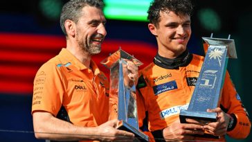 (De izq. a der.): Andrea Stella (ITA), director del equipo McLaren, y el ganador de la carrera, Lando Norris (GBR), de McLaren, celebran en el podio. 05.05.2024. Campeonato Mundial de Fórmula 1, Ronda 6, Gran Premio de Miami, Miami, Florida, EE. UU., Día de la carrera. - www.xpbimages.com, Correo electrónico: requests@xpbimages.com © Copyright: Price / XPB Images