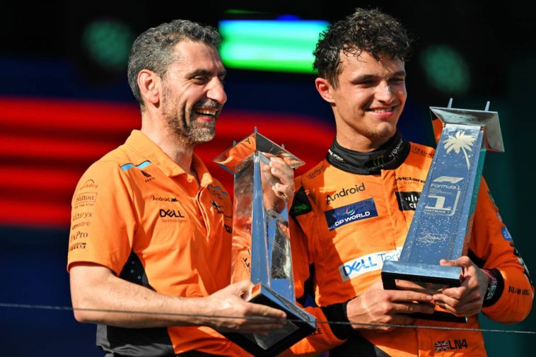 (De izq. a der.): Andrea Stella (ITA), director del equipo McLaren, y el ganador de la carrera, Lando Norris (GBR), de McLaren, celebran en el podio. 05.05.2024. Campeonato Mundial de Fórmula 1, Ronda 6, Gran Premio de Miami, Miami, Florida, EE. UU., Día de la carrera. - www.xpbimages.com, Correo electrónico: requests@xpbimages.com © Copyright: Price / XPB Images