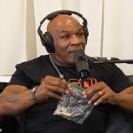 Mike Tyson sacó una bolsa de hongos mágicos mientras aparecía en el podcast de Logan Paul