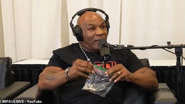 Mike Tyson sacó una bolsa de hongos mágicos mientras aparecía en el podcast de Logan Paul