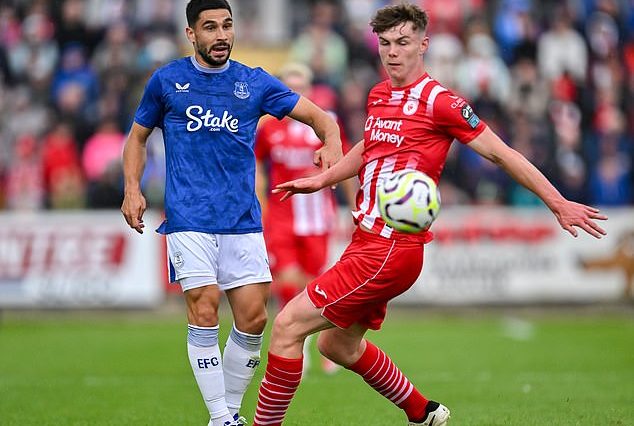 Neal Maupay (izquierda) ha atacado brutalmente al Everton en las redes sociales después de que surgieran informes de que el francés estaba cerca de llegar a un acuerdo para unirse al Marsella.