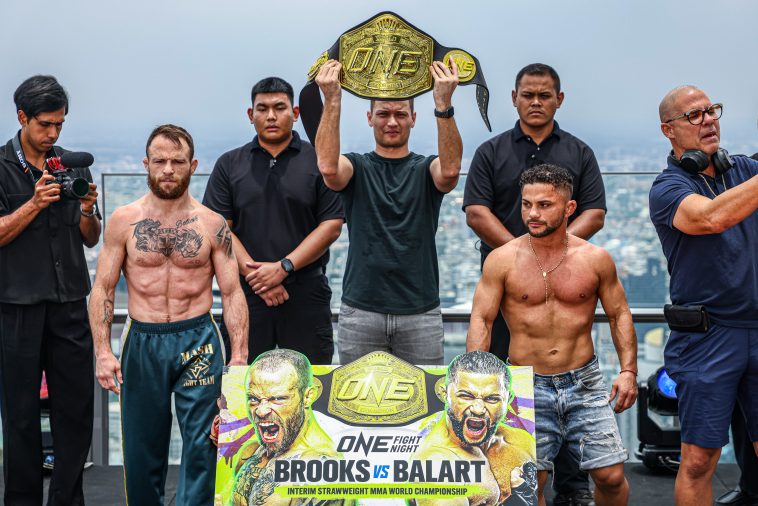 Los luchadores de MMA Jarred Brooks y Gustavo Balart