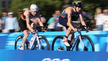 Triatlón de Taylor Knibb en los Juegos Olímpicos de París 2024, tramo de ciclismo de relevos mixtos