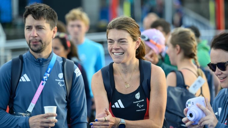 Lauren Steadman se familiariza con la natación en los Juegos Paralímpicos de París 2024 Crédito de la foto World Triathlon