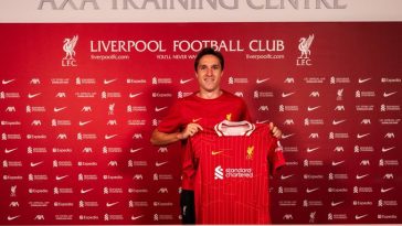 [Photos] Federico Chiesa posa con la camiseta del Liverpool tras completar su traspaso por 12,5 millones de libras procedente de la Juventus