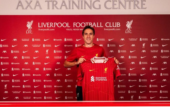 [Photos] Federico Chiesa posa con la camiseta del Liverpool tras completar su traspaso por 12,5 millones de libras procedente de la Juventus