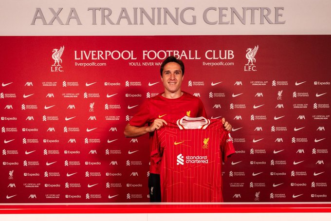 [Photos] Federico Chiesa posa con la camiseta del Liverpool tras completar su traspaso por 12,5 millones de libras procedente de la Juventus