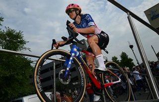 Kristen Faulkner con su nuevo equipo y su nueva bicicleta: ambas lucen el rojo, blanco y azul de la campeona nacional de carreras en ruta de EE. UU. y un elemento dorado por su medalla de oro olímpica en la carrera en ruta.