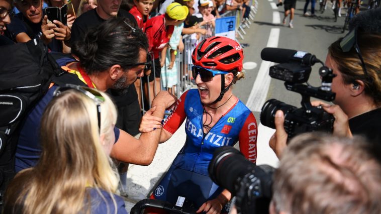 Postre y champán: una humilde celebración para la primera ganadora de etapa francesa del Tour de France Femmes